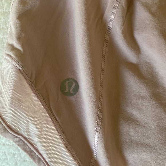 Lululemon Hotty hot short size 6 tall - Picture 4 of 4